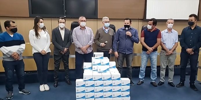 Solenidade na Câmara nesta sexta para entrega dos 20 mil testes rápidos de Covid (Foto: Reprodução/Câmara de Americana)