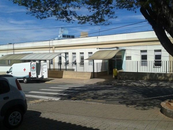 Familiares de uma doméstica clamam por uma vaga na Unidade de Terapia Intensiva (UTI) do Hospital Doutor Edson dos Santos Mano.