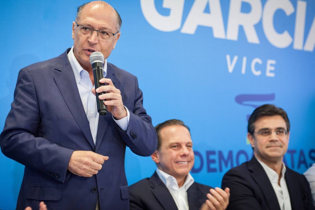 Geraldo Alckmin, que deixa o PSDB, ao lado de João Doria e Rodrigo Garcia, tucanos que geraram o conflito interno (Foto: Patricia Stavis/Folhapress)