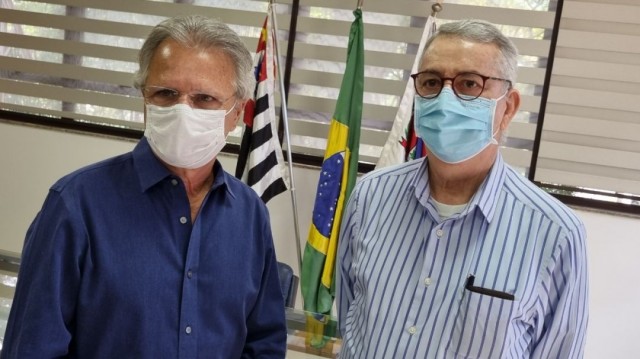 Deputado federal Vanderlei Macris e prefeito de Americana, Chico Sardelli, no anúncio, nesta quarta, da emenda de R$ 70 mil para programa de castração animal (Foto: Divulgação)