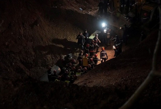 Equipe participa de trabalho de resgate para salvar menino de 5 anos no Marrocos; criança foi retirada do poço neste sábado (5), mas não resistiu (Foto: Reuters/Thami Nouas)