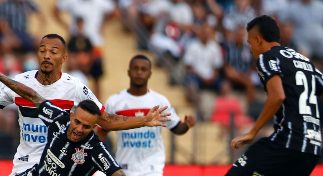 luan-e-derrubado-em-jogo-do-corinthians-contra-o-botafogo-sp-1645311047131_v2_1x_20220220-001920_1.jpg