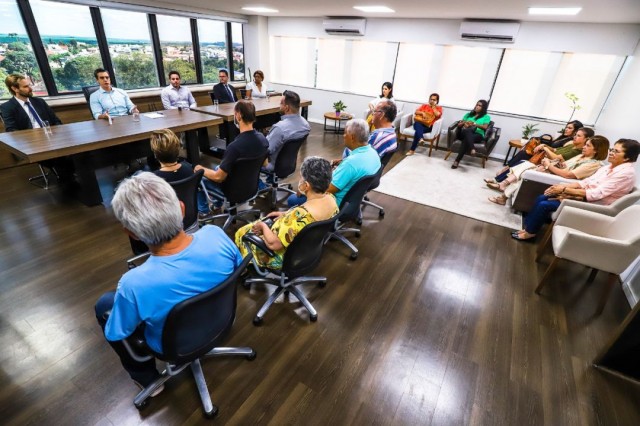 Liberação dos recursos foi assinada nesta terça-feira pelo prefeito Rafael Piovezan, que recebeu no gabinete representante das entidades (Foto: Prefeitura de Santa Bárbara/Divulgação)