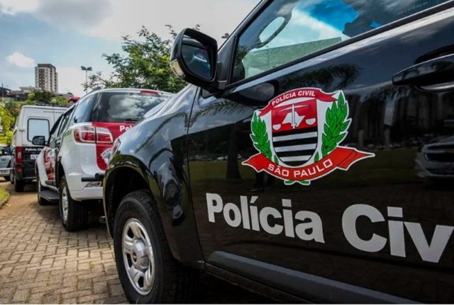 Assim que ele desceu do carro, foi abordado pelas equipes e detido (Foto: Divulgação)