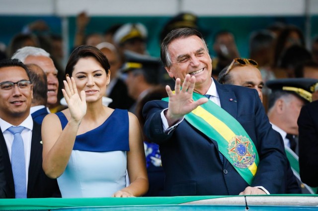 EVENTO | Bolsonaro e a primeira-dama Michelle acenam durante desfile em Brasília