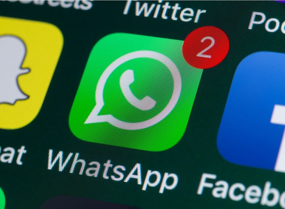 whatsapp-facebook-snapchat-and-other-phone-apps-on-iphone-screen-picture-id104881832_20221225-141736_1.jpg